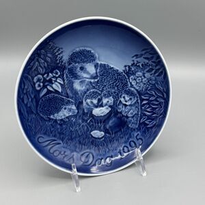 1995 Bing and Grondahl Blue White Mors Dag Mothers Day Plate Hedgehog & Hoglets